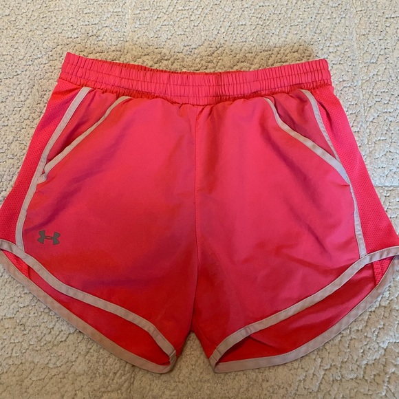 Women’s Under Armour workout shorts - Picture 1 of 3